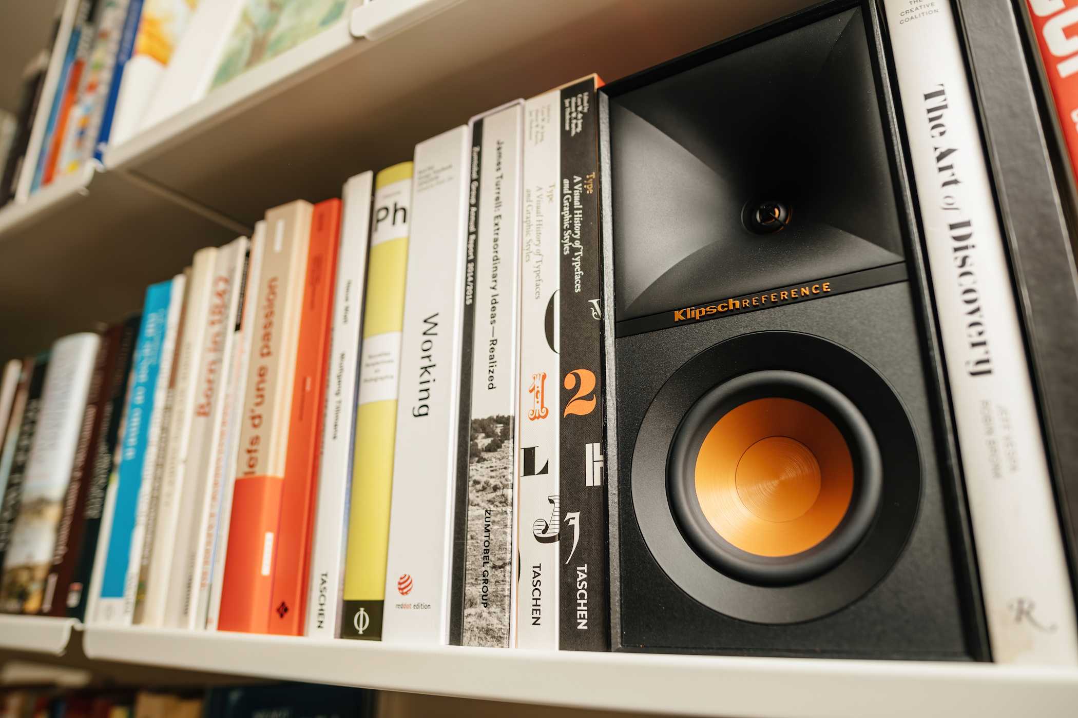 اسپیکر مرجع Klipsch در قفسه کتاب