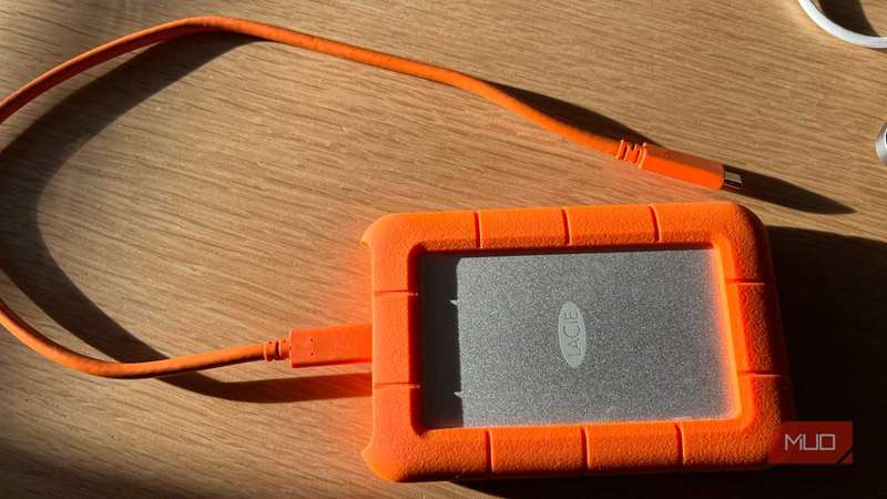 یک هارد بیرونی خارجی.