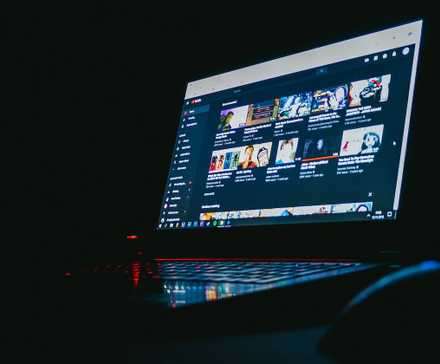 لپتاپی که صفحهٔ اصلی یوتیوب را نشان میدهد