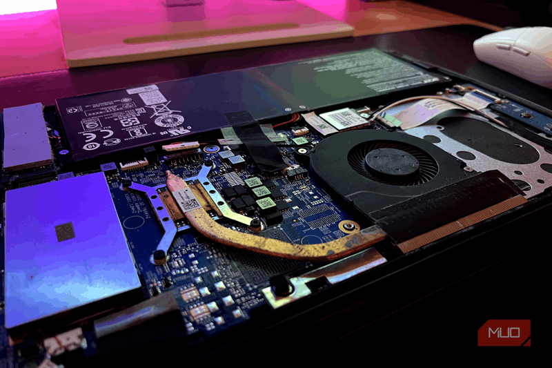 یک لپ تاپ با اجزای داخلی خود در معرض دید قرار می گیرد و در اطراف هیت سینک خاک و بقایای آن را نشان می دهد.