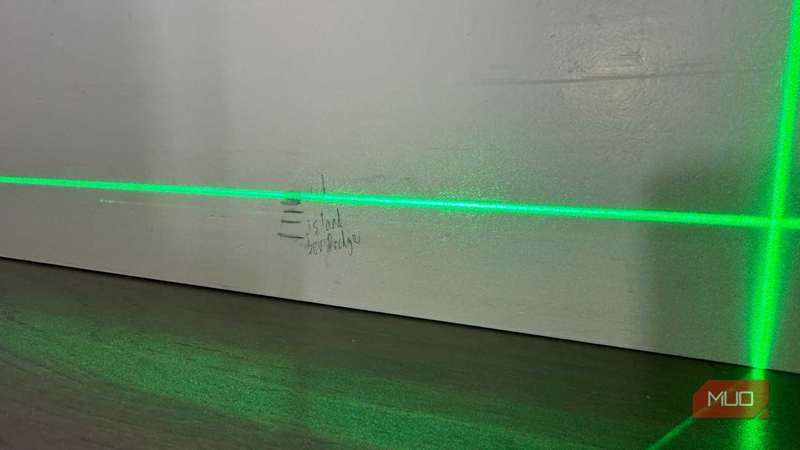 سطح لیزر با مارک های روی دیوار که تغییرات ارتفاع کف را نشان می دهد