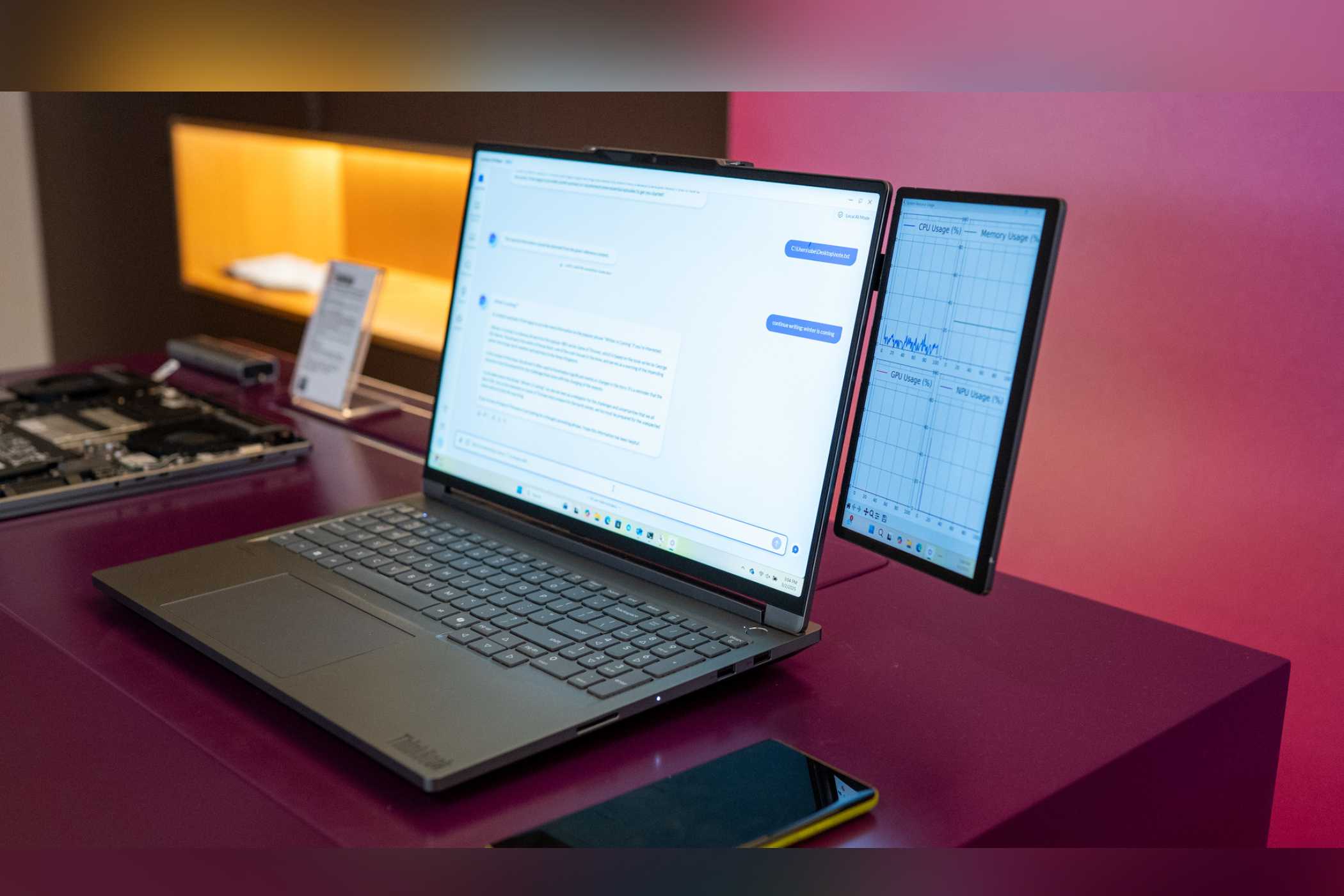 Lenovo Magic Bay 2nd Display متصل به یک لپ‌تاپ