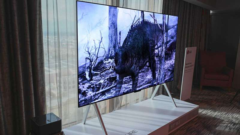 تلویزیون بی‌سیم LG M3 در اتاق نشیمن