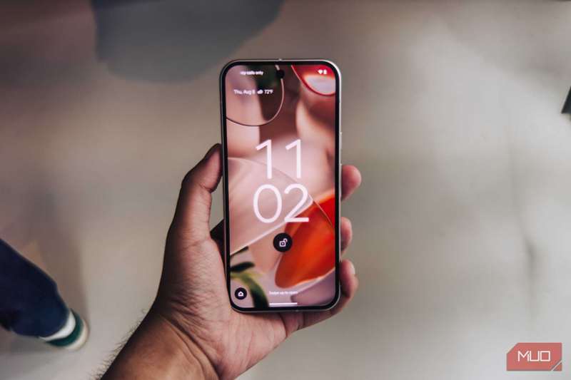 قفل‌صفحه پیکسل 9 در دست