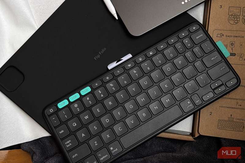 Logitech Flip Folio روی یک پتو قرار گرفته