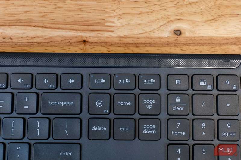 نمای نزدیک کیبورد Logitech Signature Slim Combo MK955