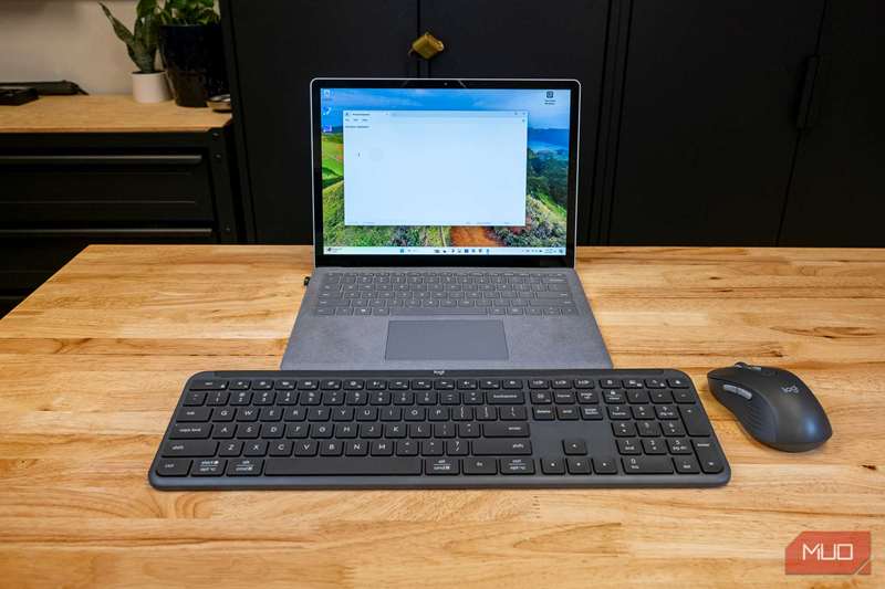 کیبورد و ماوس Logitech Signature Slim Combo MK955 که توسط لپ‌تاپ استفاده می‌شود