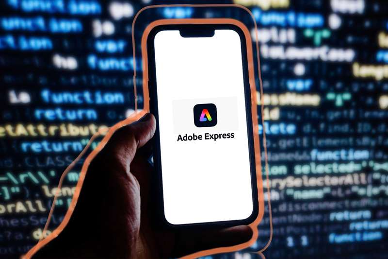 مردی که تلفن همراه با لوگوی Adobe Express در دست دارد