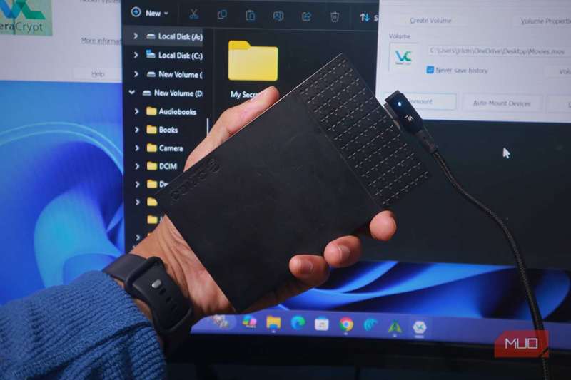 نگه داشتن یک هارد هارد خارجی.