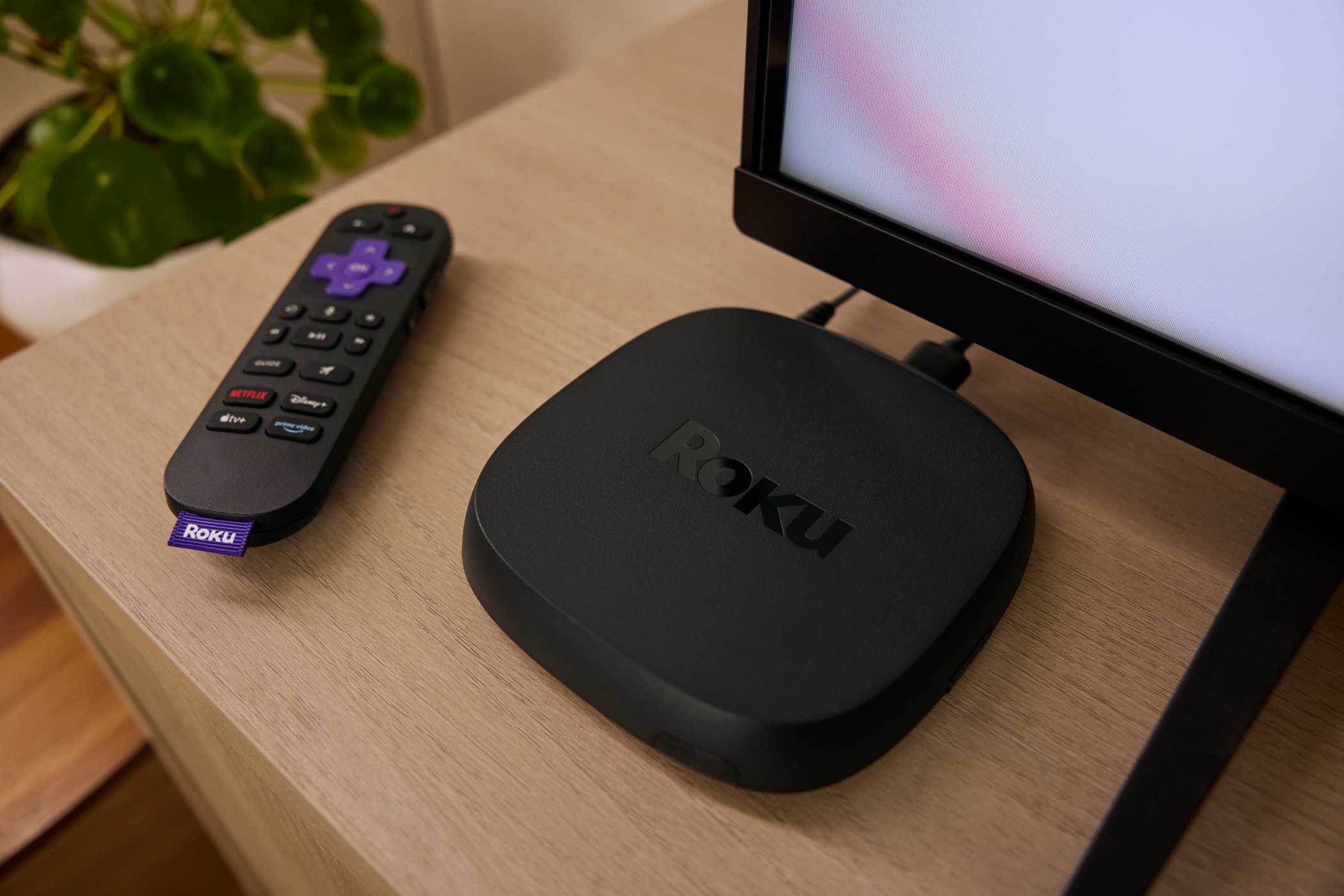 Roku Ultra 2024 و ریموت کنار تلویزیون