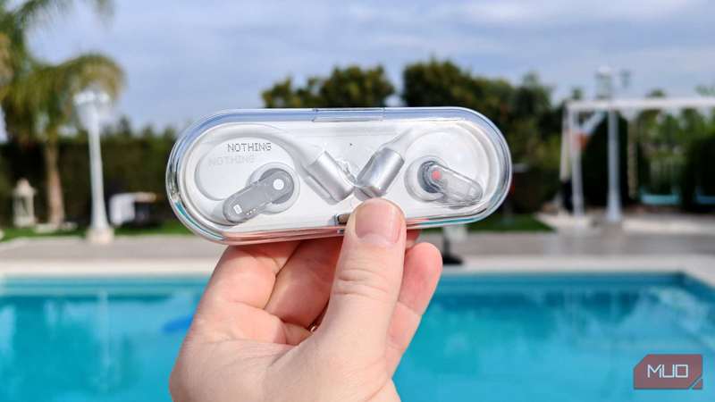 کیس Nothing Ear (open) در دست، فضای باز