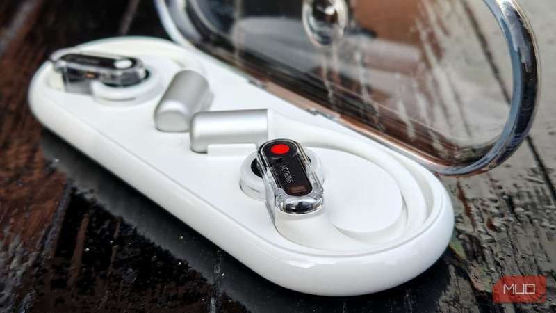 هدفون ناثینگ ار (باز) داخل کیف نمای نزدیک