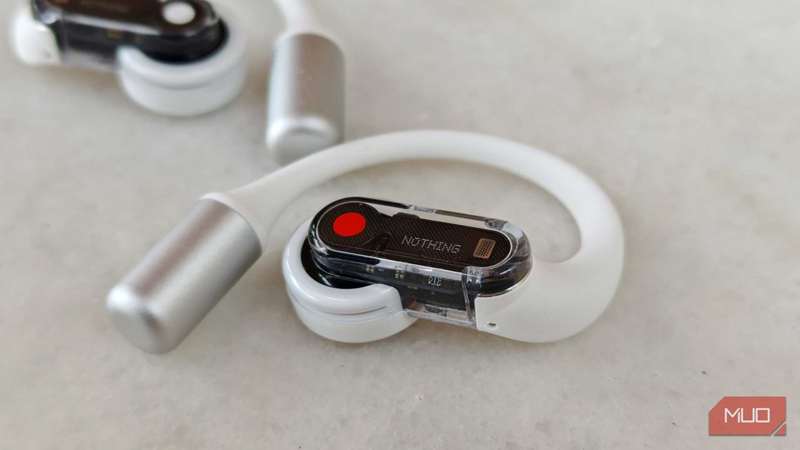 هدفون راست ناثینگ ار (باز) نمای نزدیک با هدفون چپ در چشم‌انداز