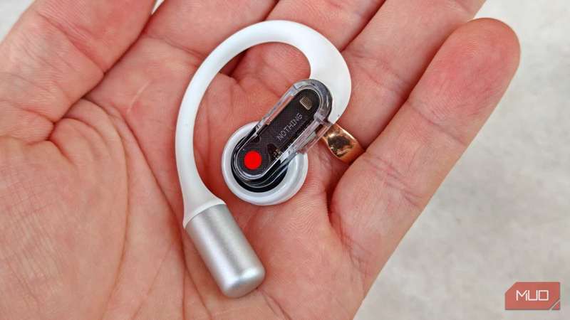 هدفون راست ناثینگ ار (باز) در دست، نمای نزدیک