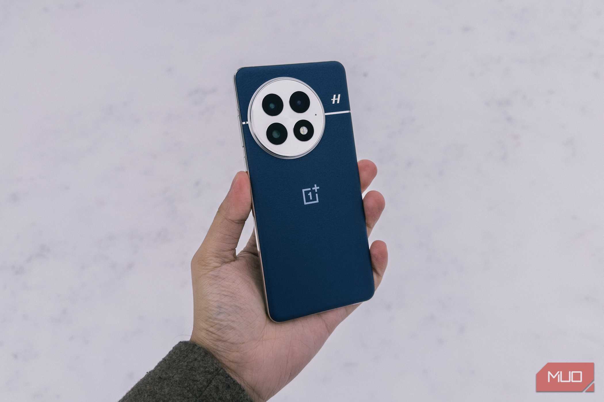 OnePlus 13 در دست در برابر برف