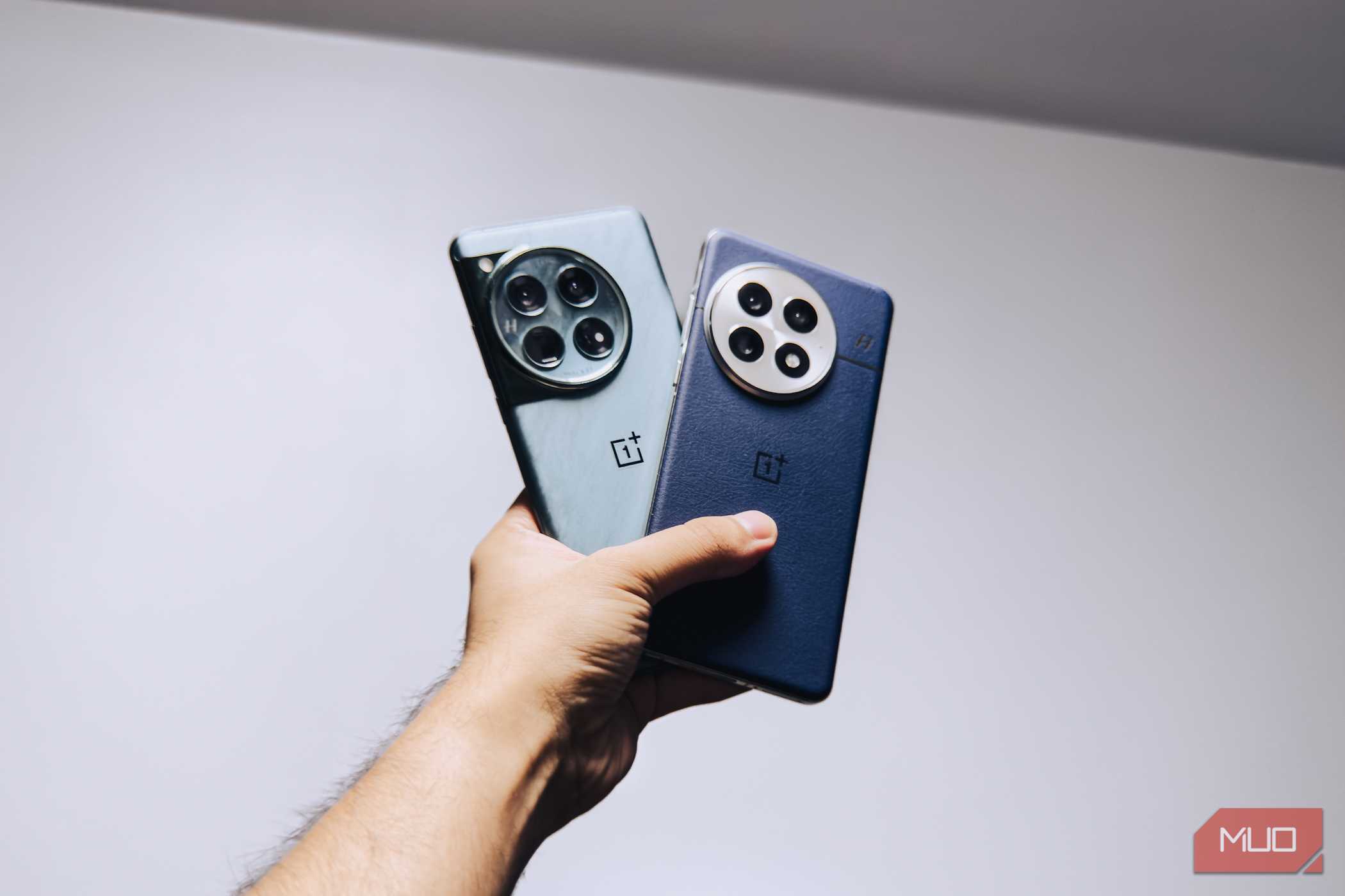 OnePlus 13 در دست همراه با OnePlus 12