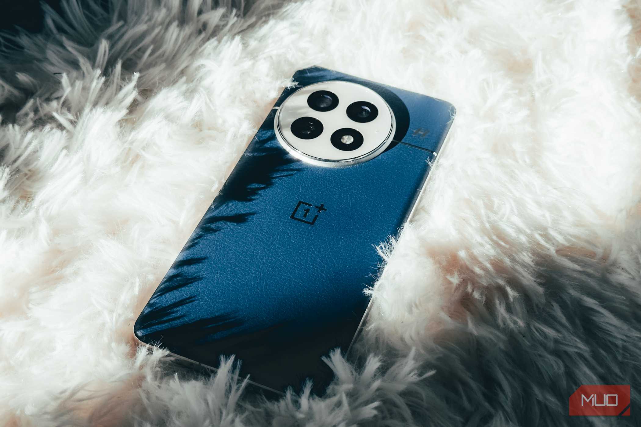 OnePlus 13 روی فرش سفید پفی