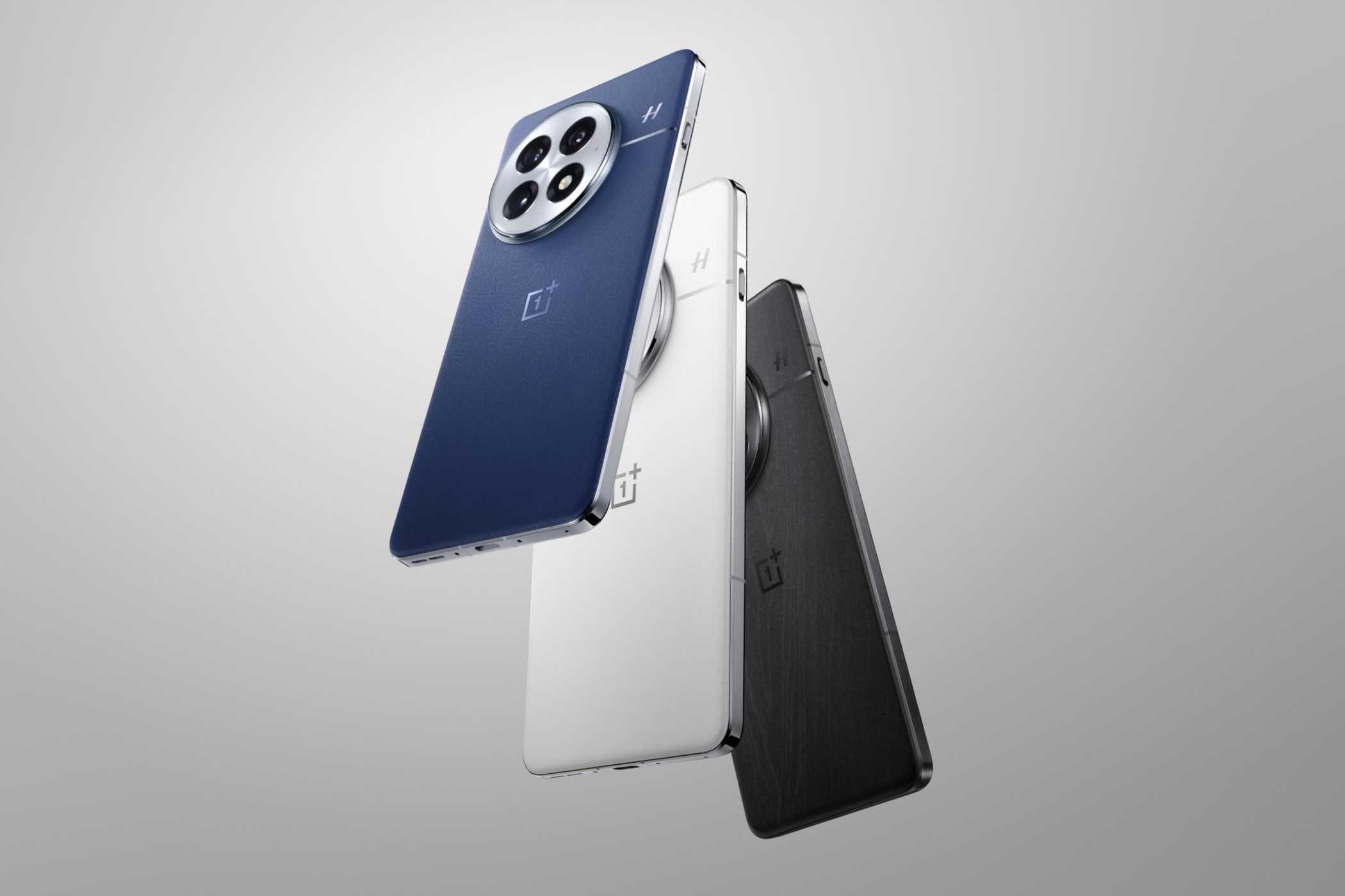 تلفن‌های OnePlus 13 در رنگ‌های آبی، سفید و سیاه