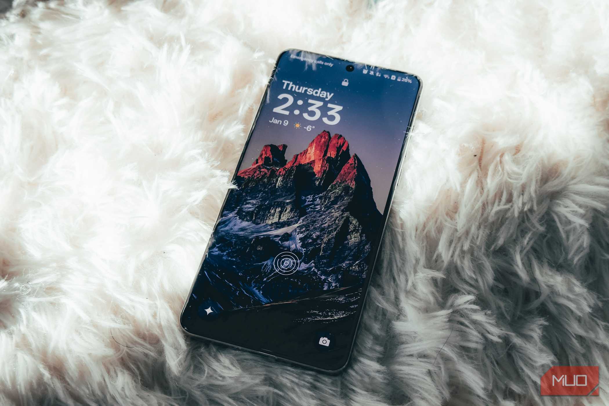 صفحه OnePlus 13 روی فرش با زاویه