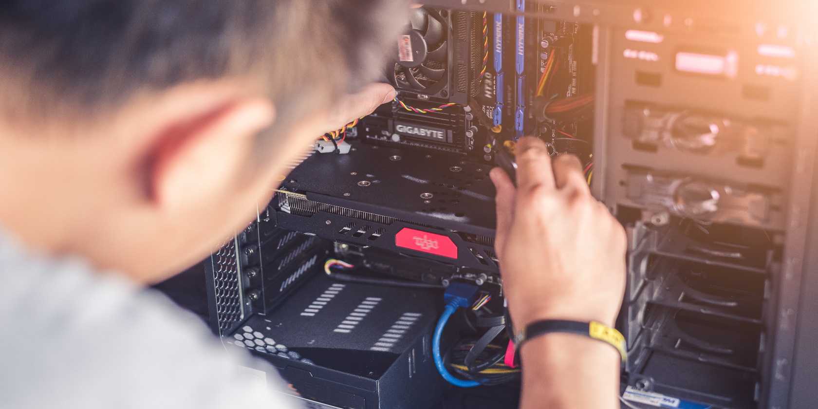 شخصی که با پیچگوشتی داخل یک PC کار میکند