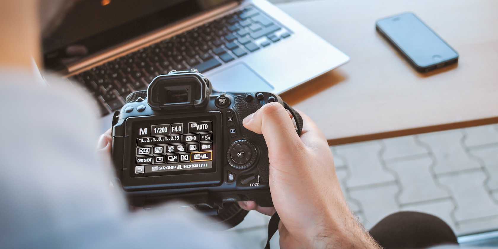 عکاس با دوربین