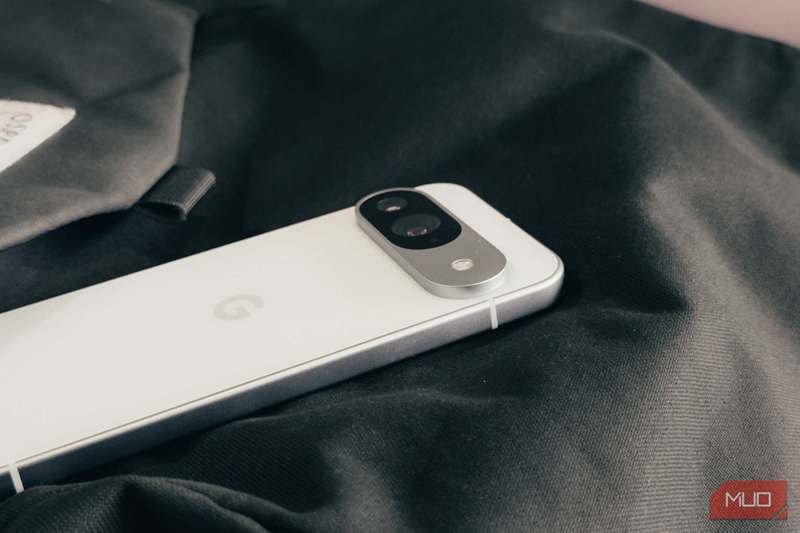 دوربین پیکسل 9 نزدیک به پارچهٔ سیاه