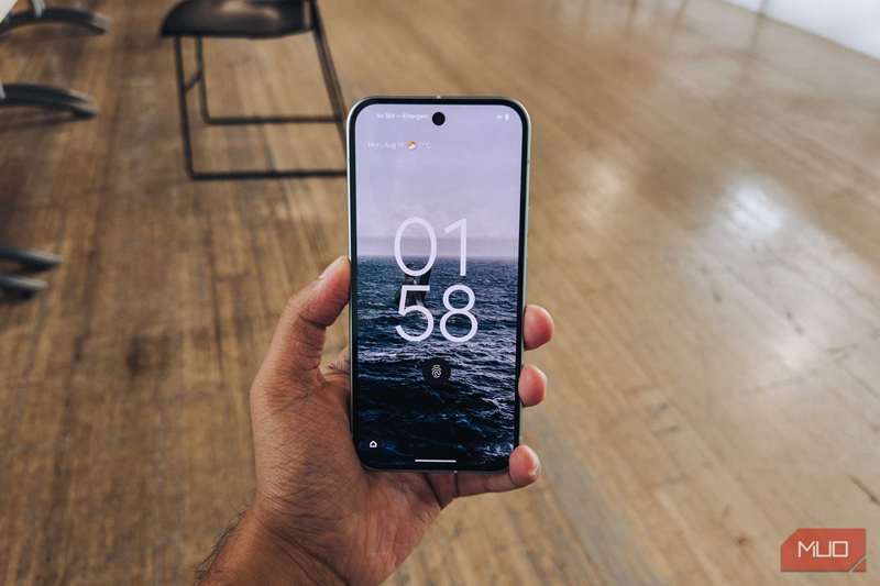 پیکسل 9 در صفحه قفل در دست