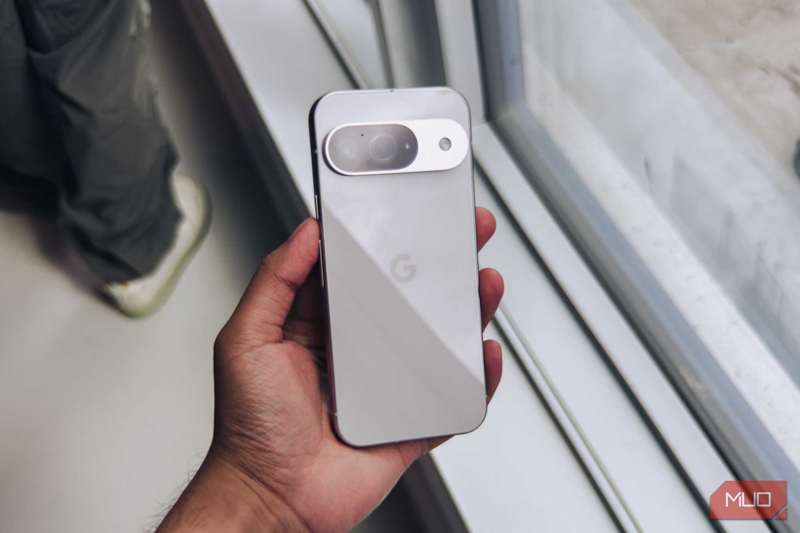 پیکسل 9 سفید در دست