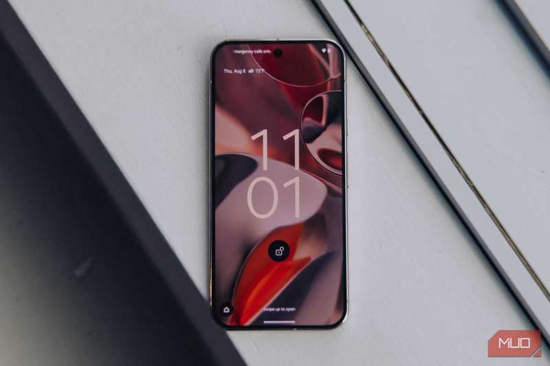 صفحه پیکسل 9 گوگل در دست