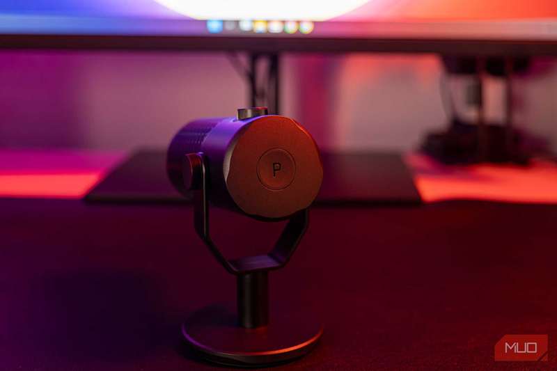 دکمه الگوی قطبی در پایین JBL Quantum Stream Studio