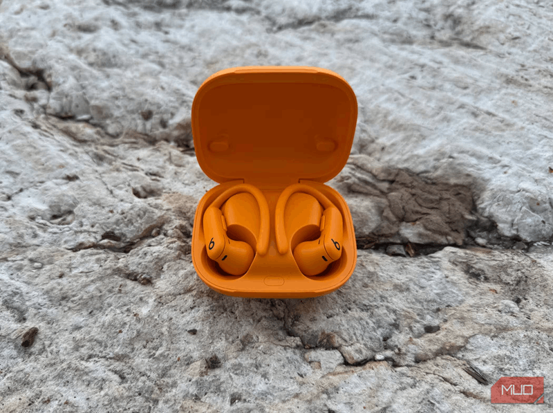 Powerbeats Pro 2 با کیس باز بر روی بتن