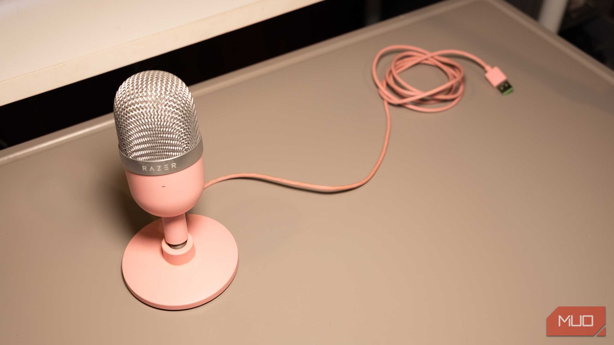 Razer Seiren Mini روی میز