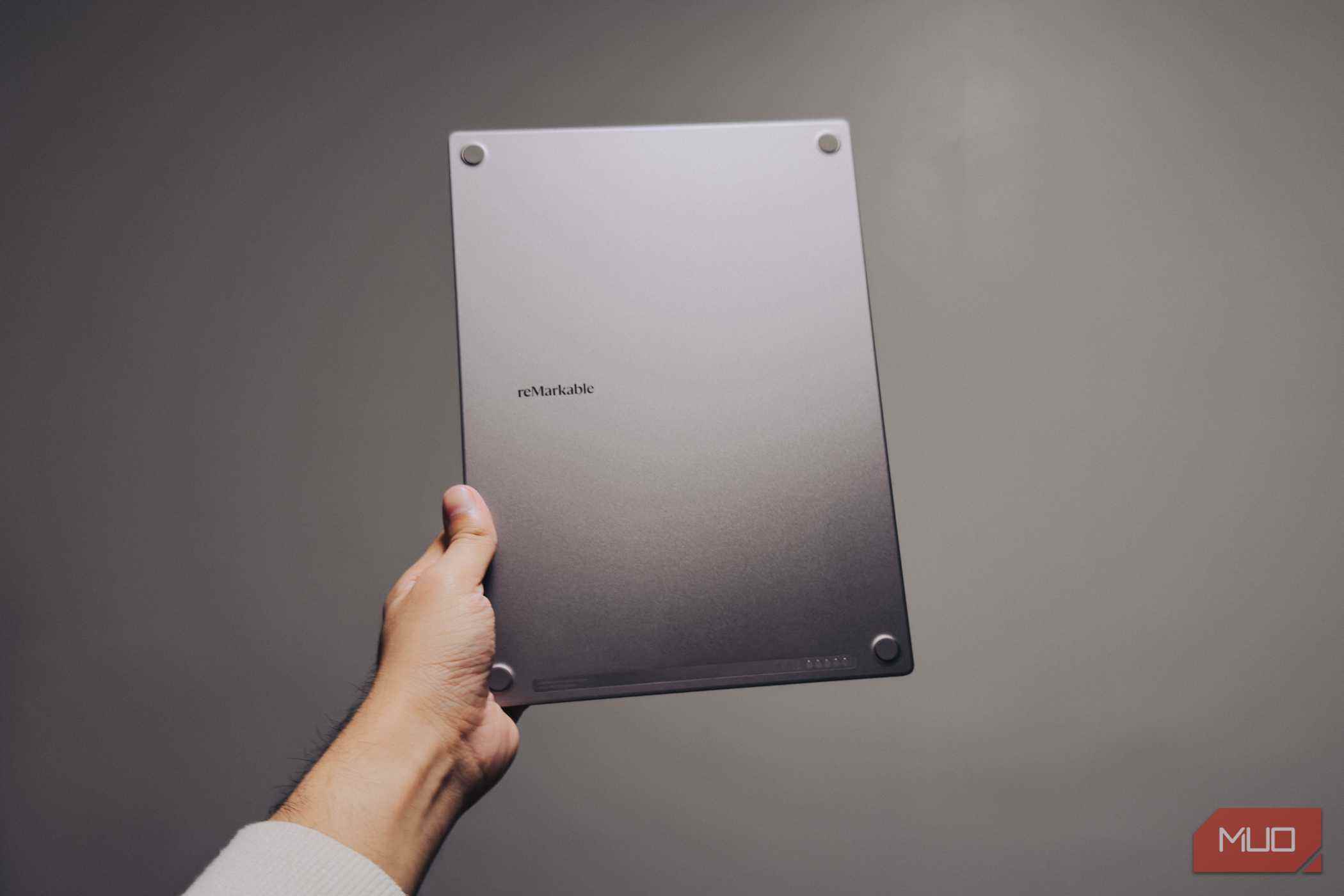دستگاه reMarkable Paper Pro در دست (پشت)