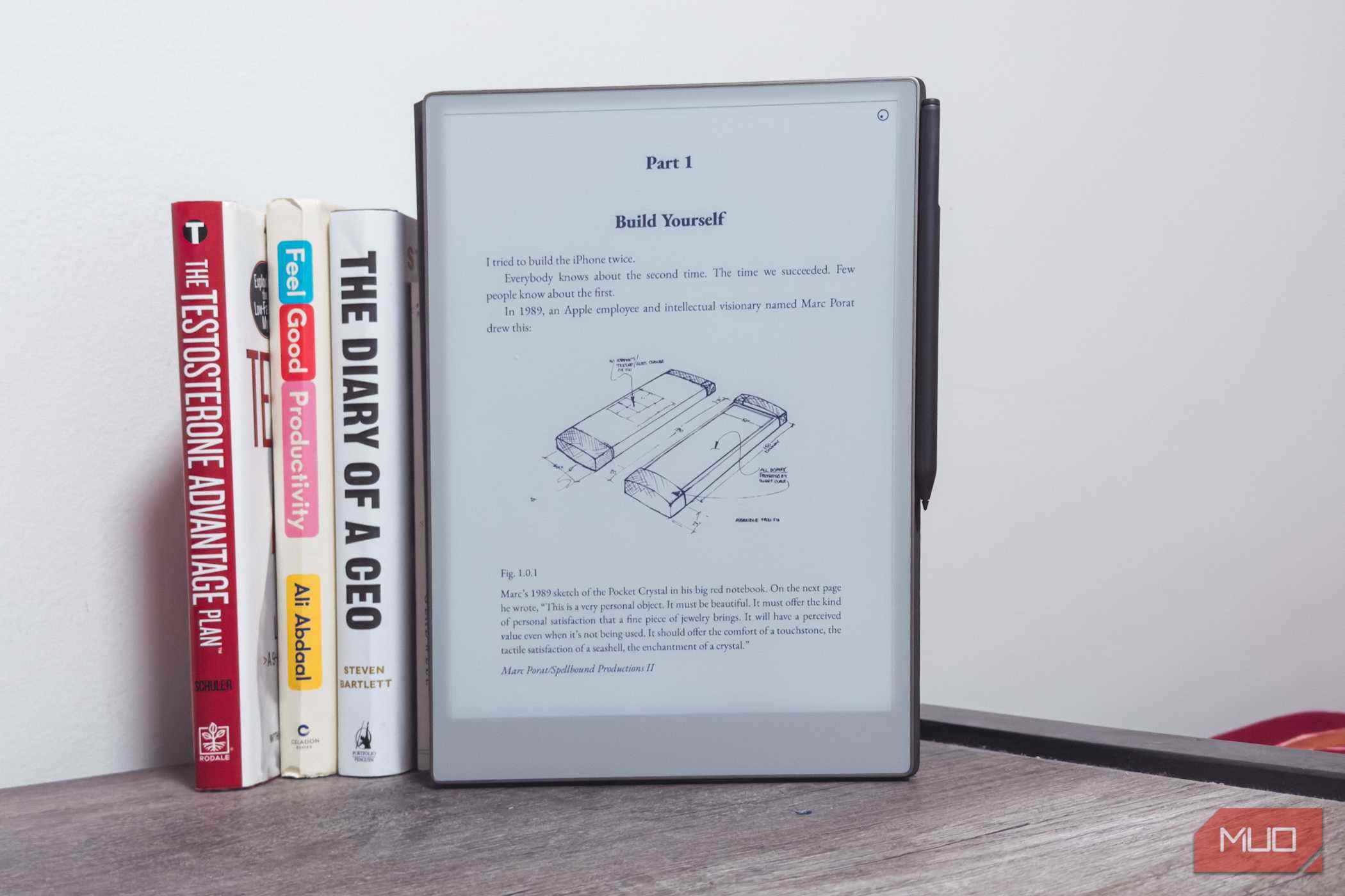 دستگاه reMarkable Paper Pro کنار کتابها بر روی میز چوبی