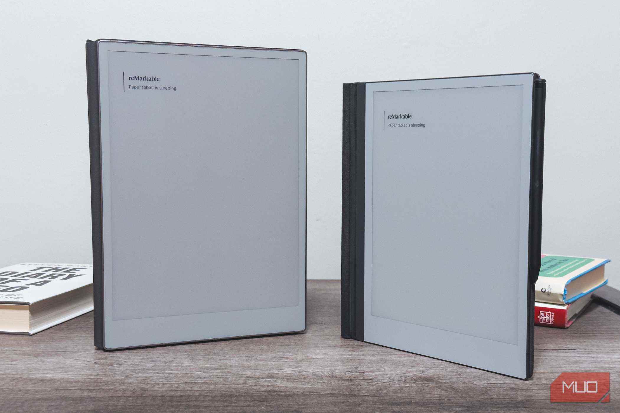 دستگاه reMarkable Paper Pro کنار reMarkable 2 بر روی میز چوبی