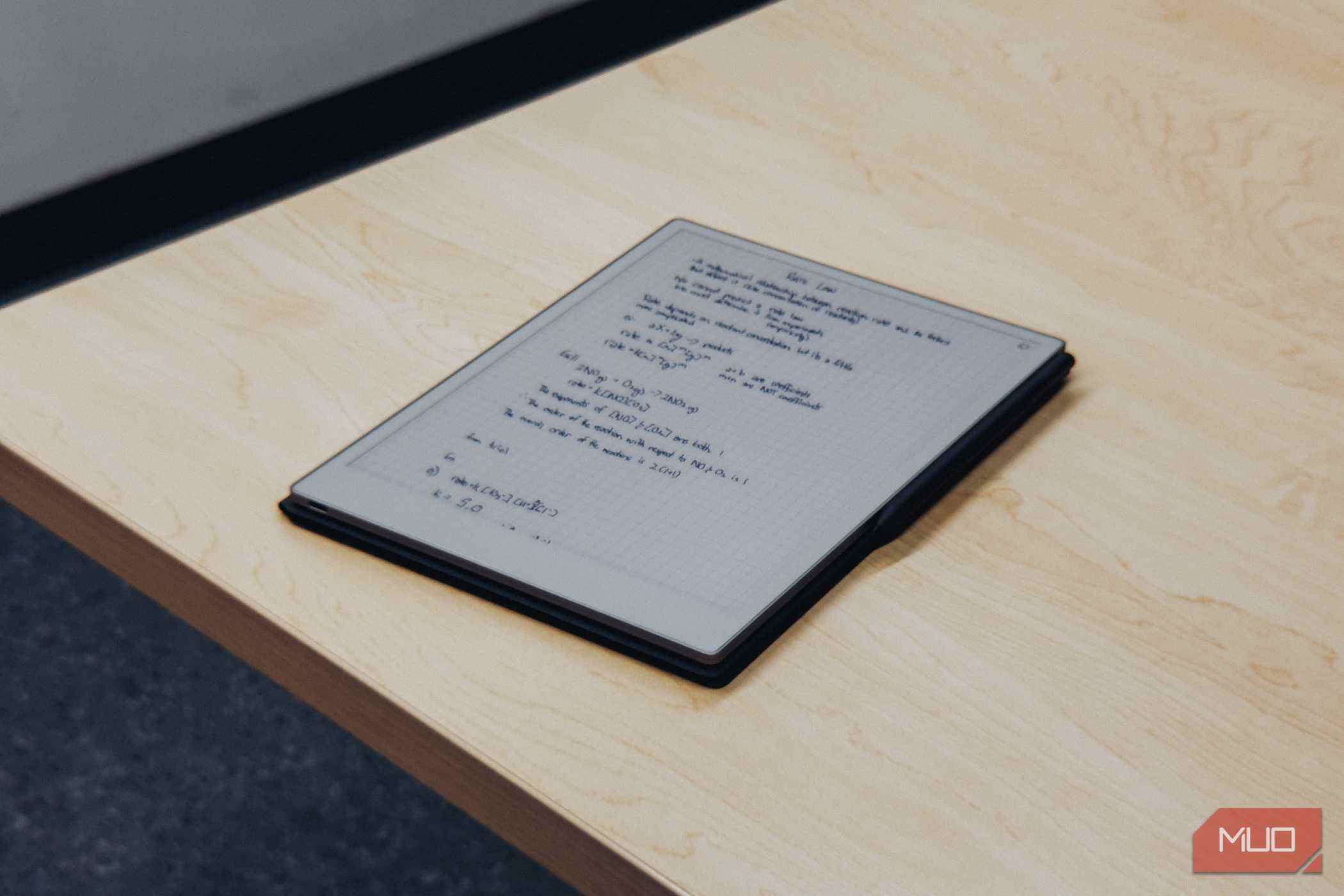 دستگاه reMarkable Paper Pro بر روی میز چوبی با یادداشتها