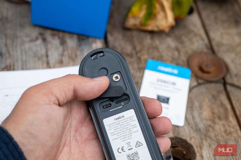 بررسی باتری زنگ درب Reolink و زنگ – پورت USB‑C و اسلات microSD