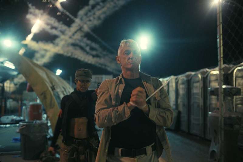 Teyana Taylor به عنوان Perfidia و Sean Penn به عنوان سرهنگ استیون جی. لاک در "یک نبرد بعد از دیگری".  نسخه تصاویر برادران وارنر.