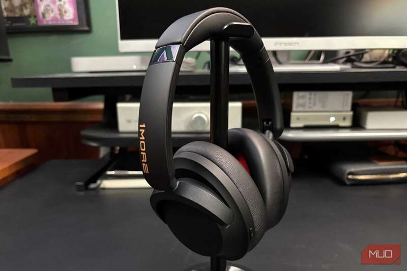 زاویهٔ راست 1MORE SonoFlow Pro روی یک پایه