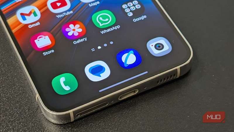 برنامه های موجود در تلفن هوشمند سامسونگ کهکشان شامل تلفن ، اینترنت سامسونگ ، گالری ، واتس اپ ، Gmail و دوربین