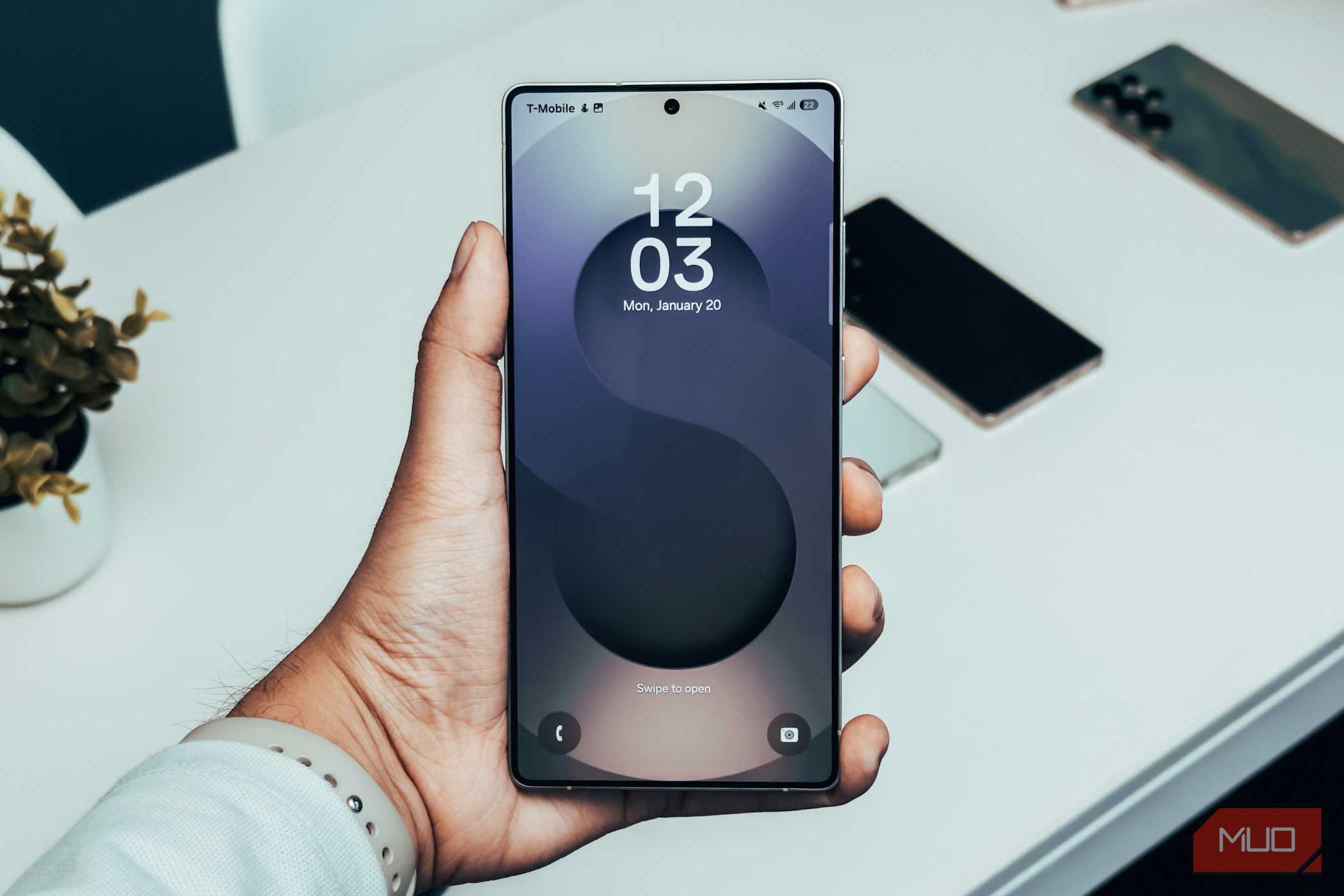قفل‌صفحه سامسونگ گلکسی S25 Ultra در دست.