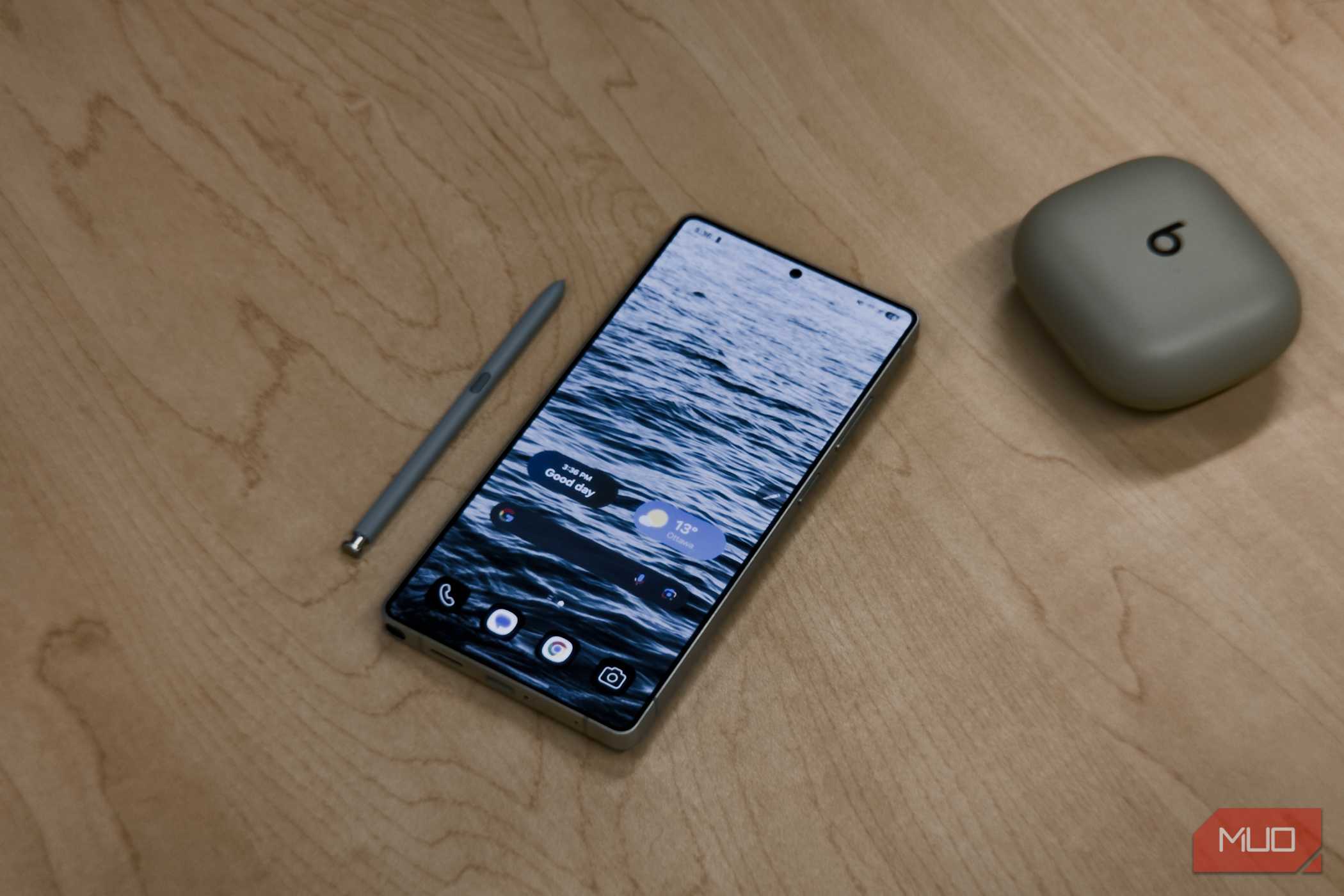 سامسونگ گلکسی S25 Ultra با قلم S‑Pen بیرون روی میز چوبی.