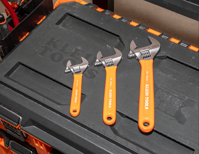 یک مجموعه از آچارهای تنظیم‌شونده