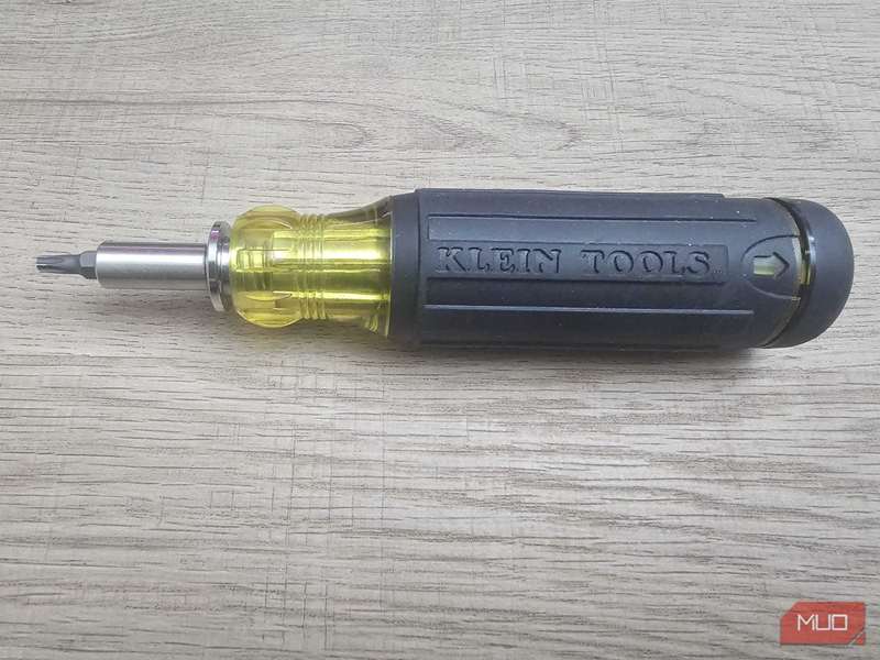 یک پیچ‌گوشتی چندسر در برابر یک میز قرار گرفته است