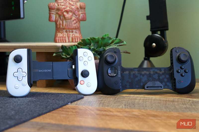 Scuf Nomad و Backbone در مقابل هم روی میز