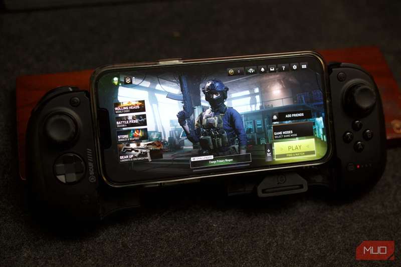 Scuf Nomad Call of Duty با کیس روی گوشی و شخصیت روی صفحه