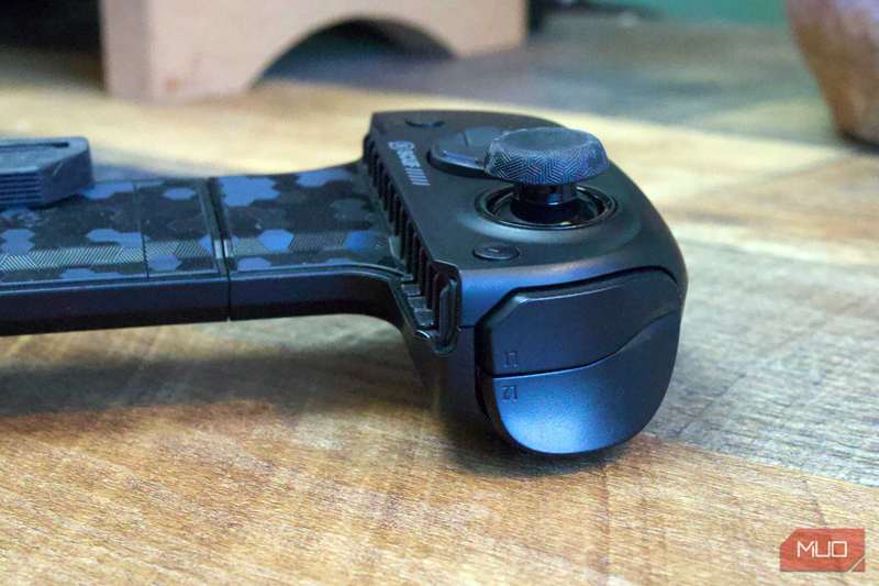 پشت کنترلر Scuf Nomad با تریگرهای تمام‌سایز و دکمه‌های شانه‌ای بزرگ