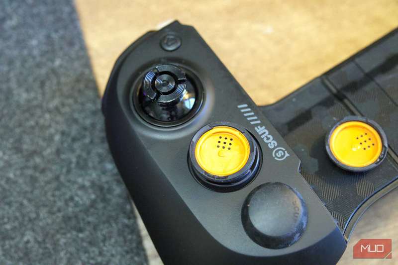 دستگیره استیک Scuf Nomad جدا شده و معکوس روی کنترلر