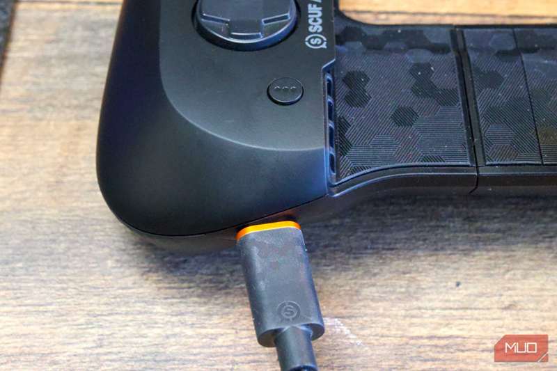 پورت شارژ USB‑C Scuf Nomad متصل بر روی میز قهوه‌ای