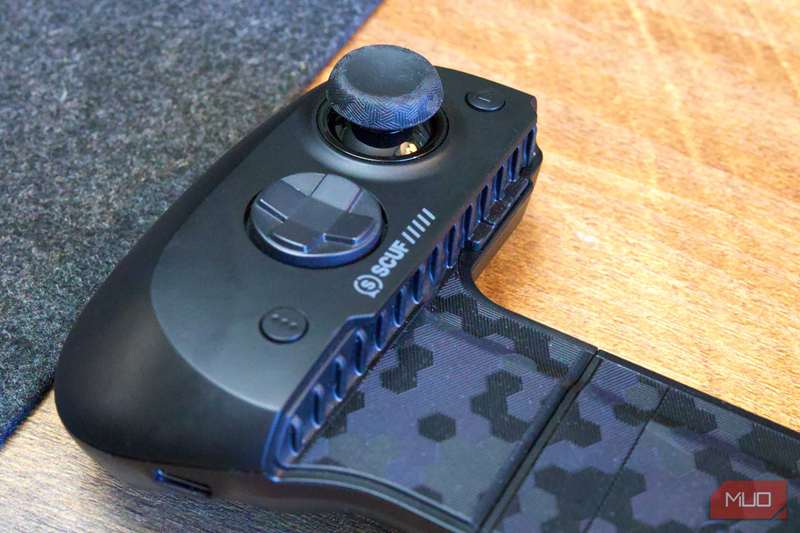 Thumbstick چپ Scuf Nomad با لوگو نمایان نزدیک‌نمایی